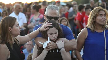 Miles de personas sostienen velas