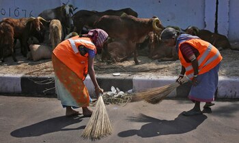 Mujeres indias limpian las calles de Hyderabad. La campaña India Limpia es una de las banderas del primer ministro Narendra Modi (AP)