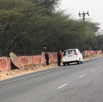Kali Charan Saraf, el ministro de Salud del estado de Rajasthan, no pudo esperar a llegar a un baño y decidió orinar en medio de un camino, contra un muro. La imagen recorrió la India e indignó a la población