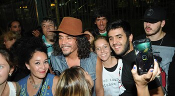 Zorrito Von Quintiero saludando a la gente