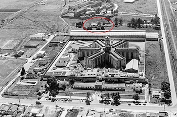 Junto al penal de Olmos,