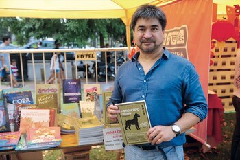 El antropólogo, periodista y director de la revista Dang Dai (publicación de intercambio cultural entre Argentina y China), Gustavo Emilio NG, firmó ejemplares de su libro Horóscopo Chino 2018 en el stand de Editorial Atlántida. (Fotos: Fabián Mattiazzi y Télam)