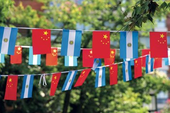 Para decorar el predio se usaron banderas de ambos países. (Fotos: Fabián Mattiazzi y Télam)
