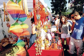 En la plaza Parques Nacionales Argentinos se ofrecían objetos de decoración, comidas y bebidas típicos del país asiático. (Fotos: Fabián Mattiazzi y Télam)