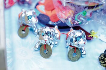 Los más vendidos: los perritos con la clásica moneda china en el cuello. (Fotos: Fabián Mattiazzi y Télam)