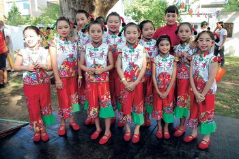 Las alumnas de la escuela de Jessy Wu interpretaron un número clásico de la Danza Infantil China. (Fotos: Fabián Mattiazzi y Télam)
