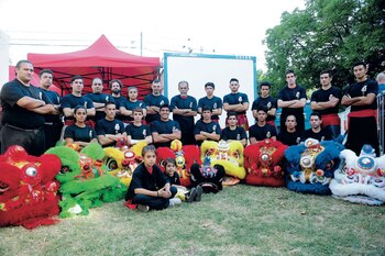Integrantes de la escuela Lung Chuan-Choy Lee Fut dieron vida a los Leones Chinos. (Fotos: Fabián Mattiazzi y Télam)