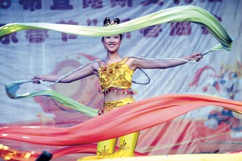 El ballet del Grupo Artístico de la Provincia de Zhejiang brindó un espectáculo majestuoso. (Fotos: Fabián Mattiazzi y Télam.)