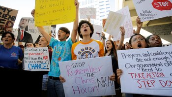 Miles de jóvenes, algunos estudiantes
