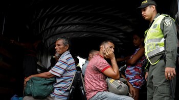 Migrantes venezolanos esperan en un