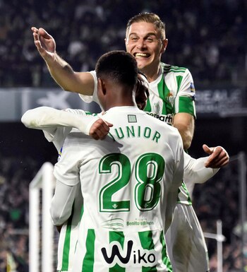Futbolistas del Betis festejan un