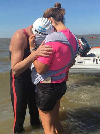 El abrazo con su mujer