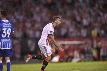 Lucas Pratto festeja tras convertir