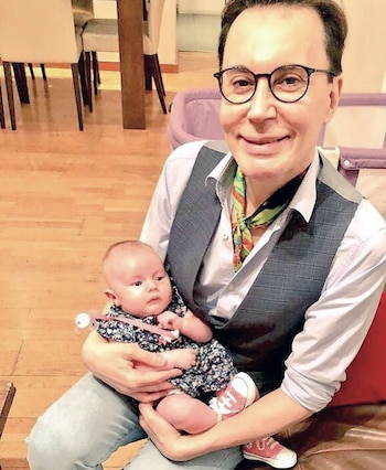 Con su ahijada, la hija