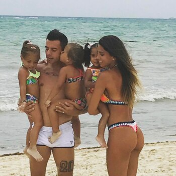 Con sus tres hijas, las