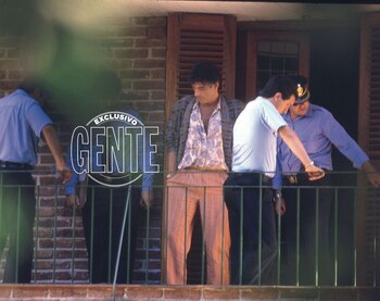 La policía recorre el lugar,