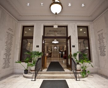 La entrada al museo (Mütter