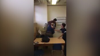 El profesor tomó al alumno