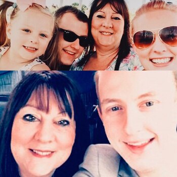 Junto a su madre, hermana