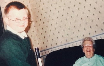 Una fotografía junto a su