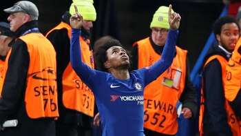 Willian festeja con el Chelsea,