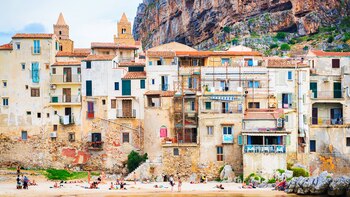 Cefalú, en Sicilia, Italia (Getty)