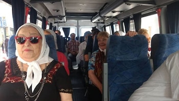 En combi. Hebe Bonafini rumbo