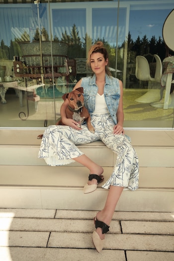 Chaleco de jean con tachas