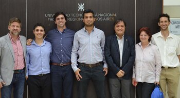 Los estudiantes Martin Jacoby, Nicolás Maslein, Ignacio Agustín Lozano y Federico Cascon, posan como ganadores
