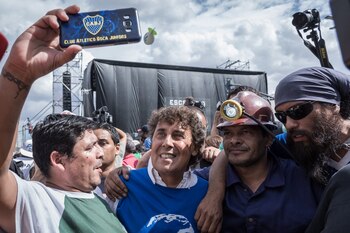 Pablo Micheli, sonriente junto a