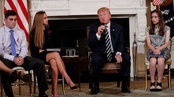 Trump, junto a sobrevivientes del