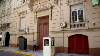 Fachada de la Embajada de