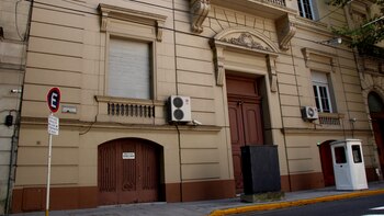 El frente de la embajada