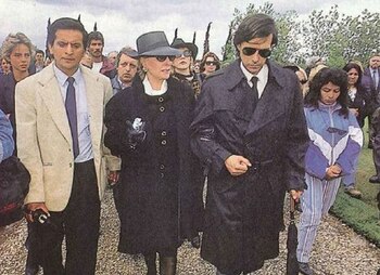 Acompañada por su hijo en