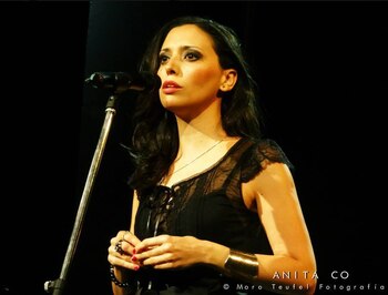 “Me agarra la mano y