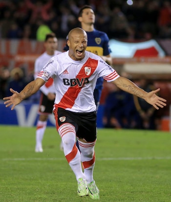 Carlos Sánchez festeja uno de sus goles en River (NA)