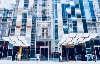 La entrada principal del rascacielos,