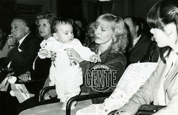 Maxi en brazos de mamá.