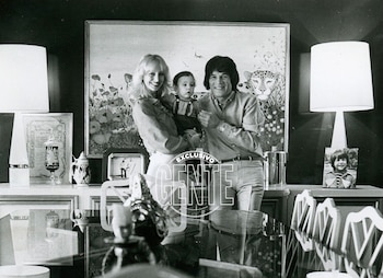 Maxi con papá y mamá.