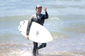 Facundo haciendo el saludo surfer