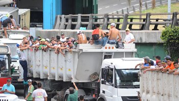 Decenas de miles de personas