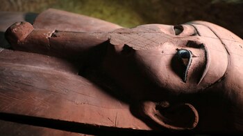 Otra tumba contiene ataúdes, estatuas