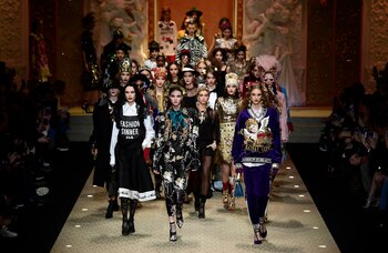 Las modelos lucieron estampas ‘sacras’,