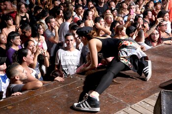 Lanzoni, divertida con los espectadores