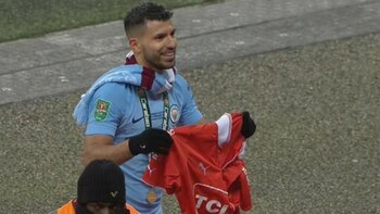 Agüero posó con la camiseta
