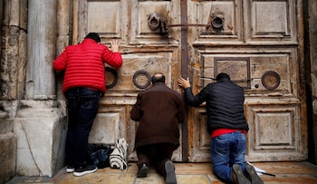 Peregrinos se arrodillan ante las