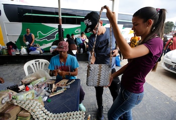 clientes observan un bolso hecho