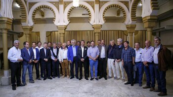 Sergio Uñac junto a dirigentes