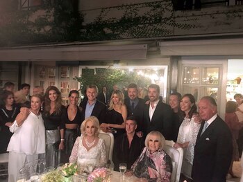 Arriba, de izquierda a derecha: