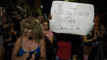 Cientos de personas marcha por las calles de la ciudad de Junin reclamando justicia por el reciente asesinato de Camila Borda. (Fotos Adrian Escandar)